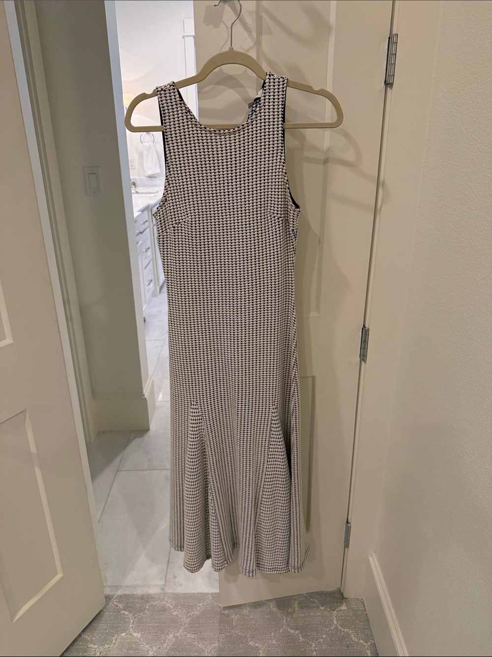 Women’s En Saison Verona sleeveless midi dress. Navy/ white. With keyhole